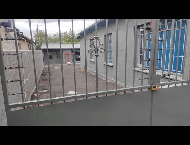 600M² BUILDING FOR SALE IN SPRINGS CENTRAL